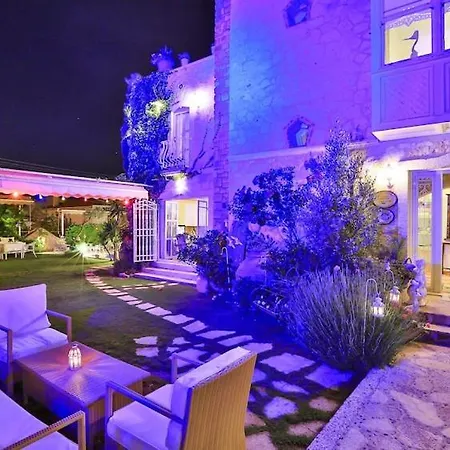 Stone Villa,large Garden,swimming Pool, Very Close The Beautiful Beach . Cesme