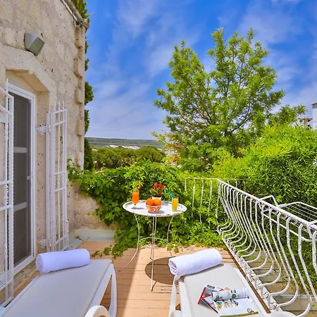 Stone Villa,large Garden,swimming Pool, Very Close The Beautiful Beach . *