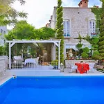 Vilă Stone Villa,large Garden,swimming Pool, Very Close The Beautiful .